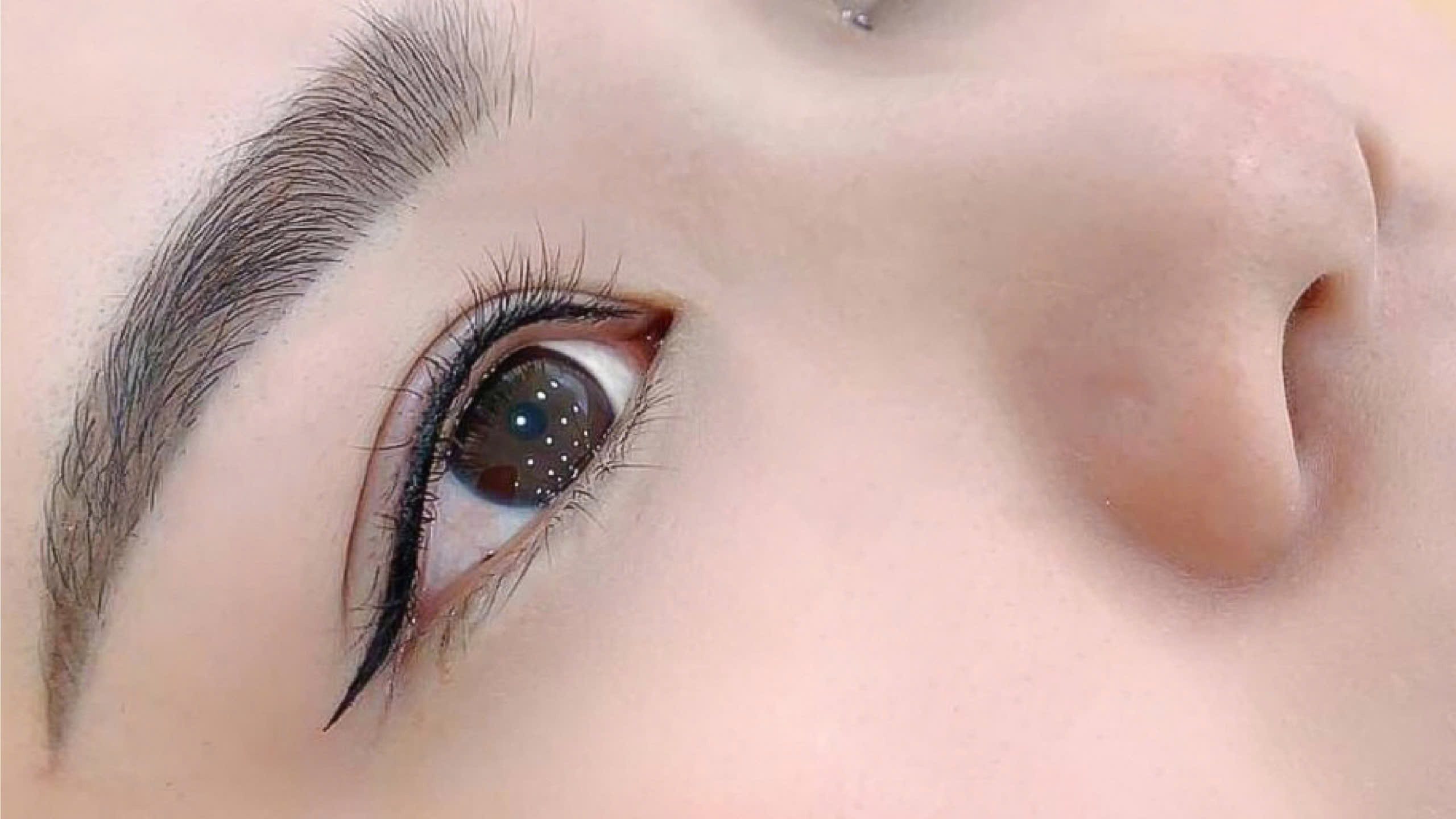 phun mí eyeliner mắt mèo