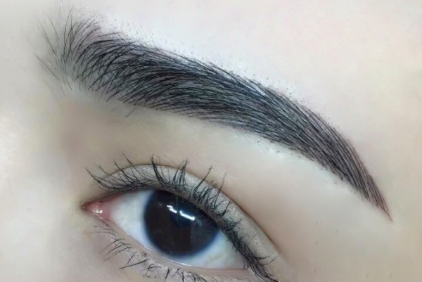 phun mày chạm hạt