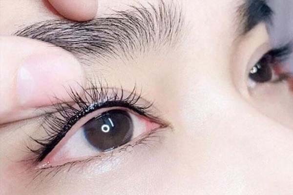 phun mí eyeliner mắt mèo