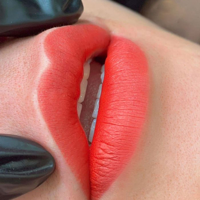 phun môi tán màu light touch